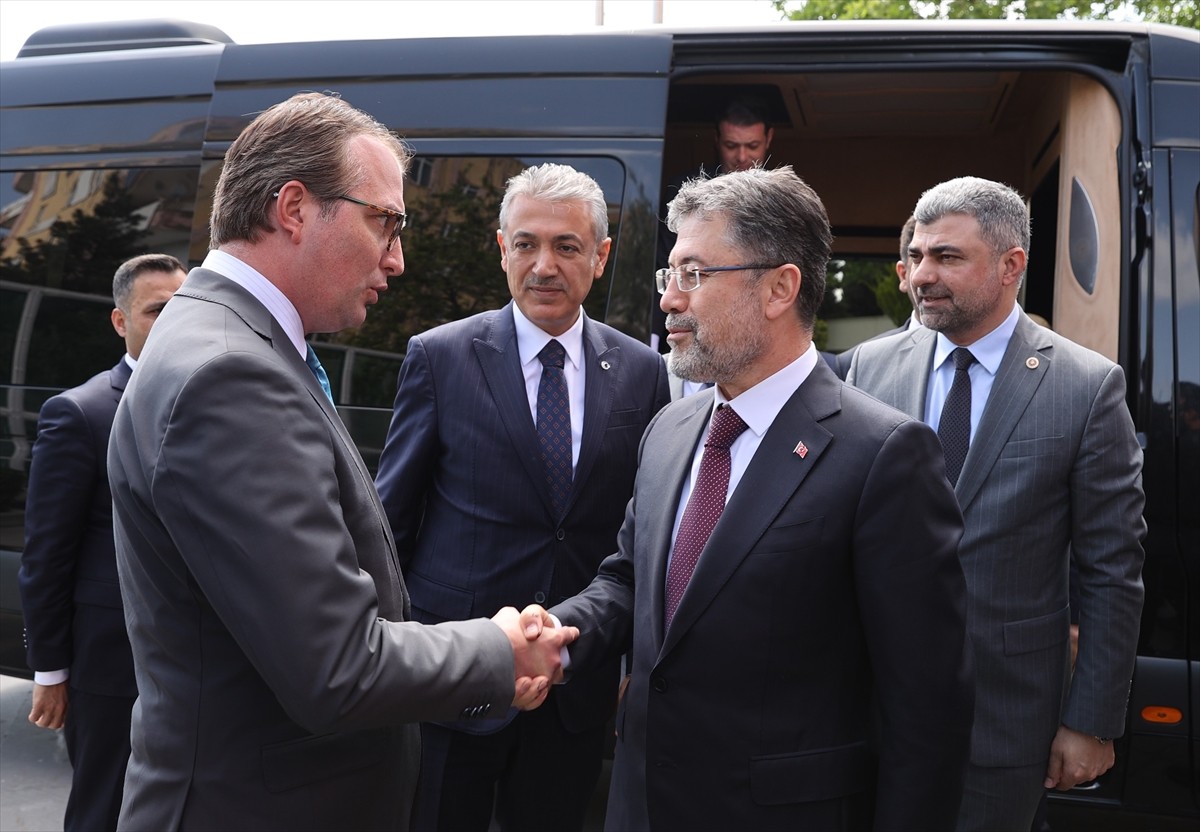 Tarım ve Orman Bakanı İbrahim Yumaklı, Mardin'de ziyaretler gerçekleştirdi. Bakan Yumaklı, Mardin...