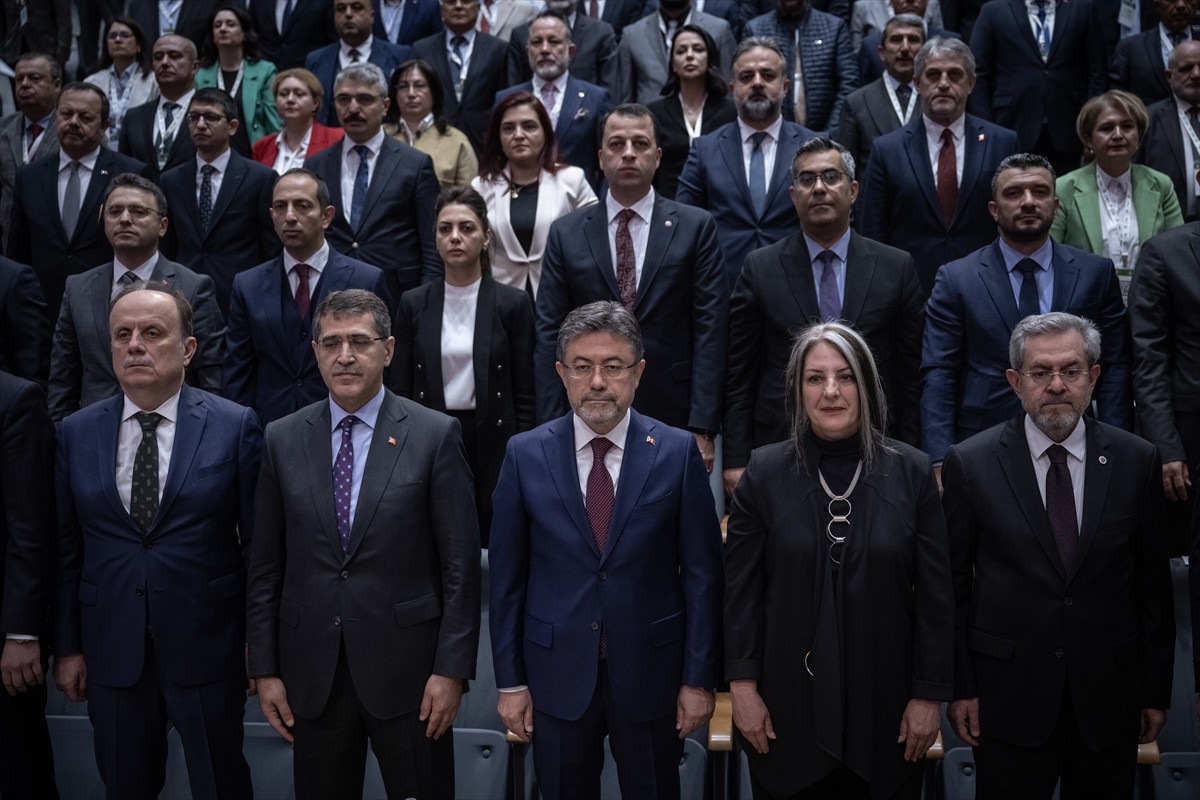 Tarım ve Orman Bakanı İbrahim Yumaklı (ortada), 30 Nisan'a kadar sürecek 4. Tarım Orman Şurası'nın...
