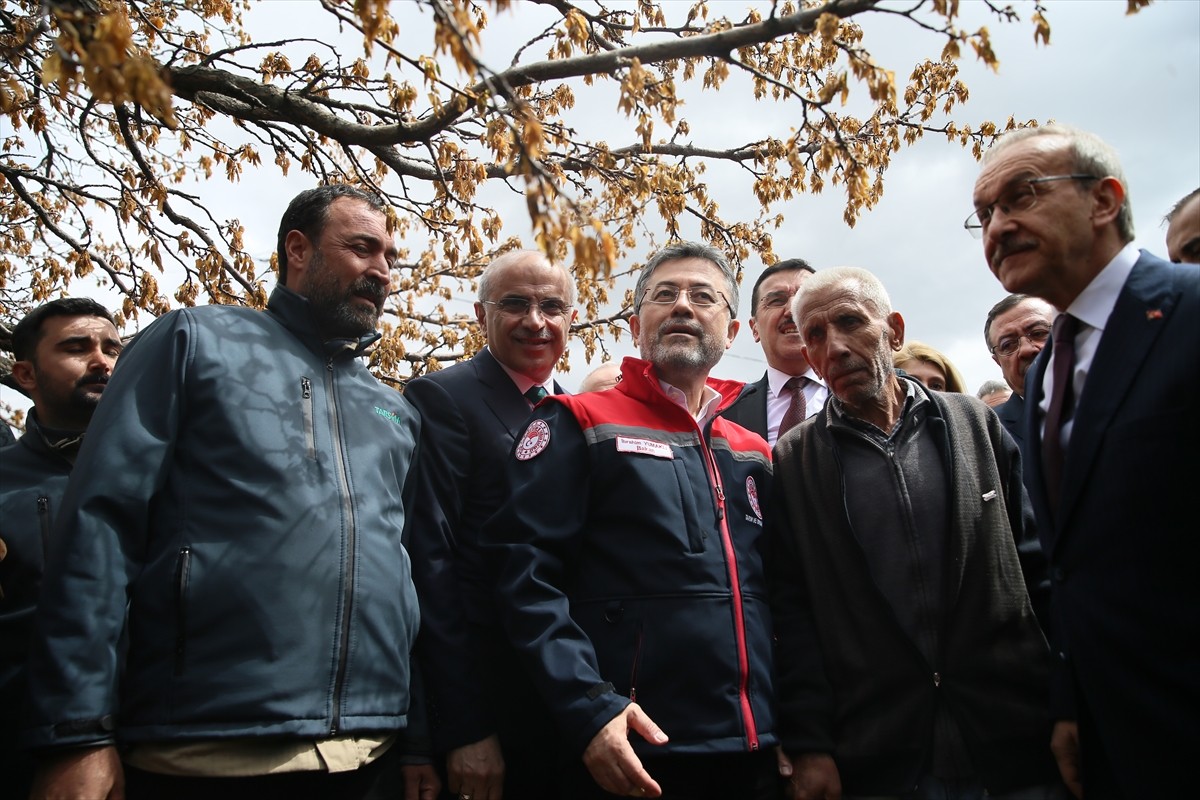 Tarım ve Orman Bakanı İbrahim Yumaklı (sol 3), Malatya'nın Yeşilyurt ilçesi Kuyulu Mahallesi'nde...
