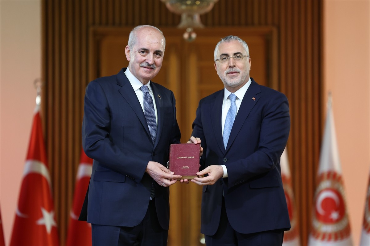 TBMM Başkanı Numan Kurtulmuş, 1 Mayıs Emek ve Dayanışma Günü dolayısıyla Meclis Tören Salonu'nda...