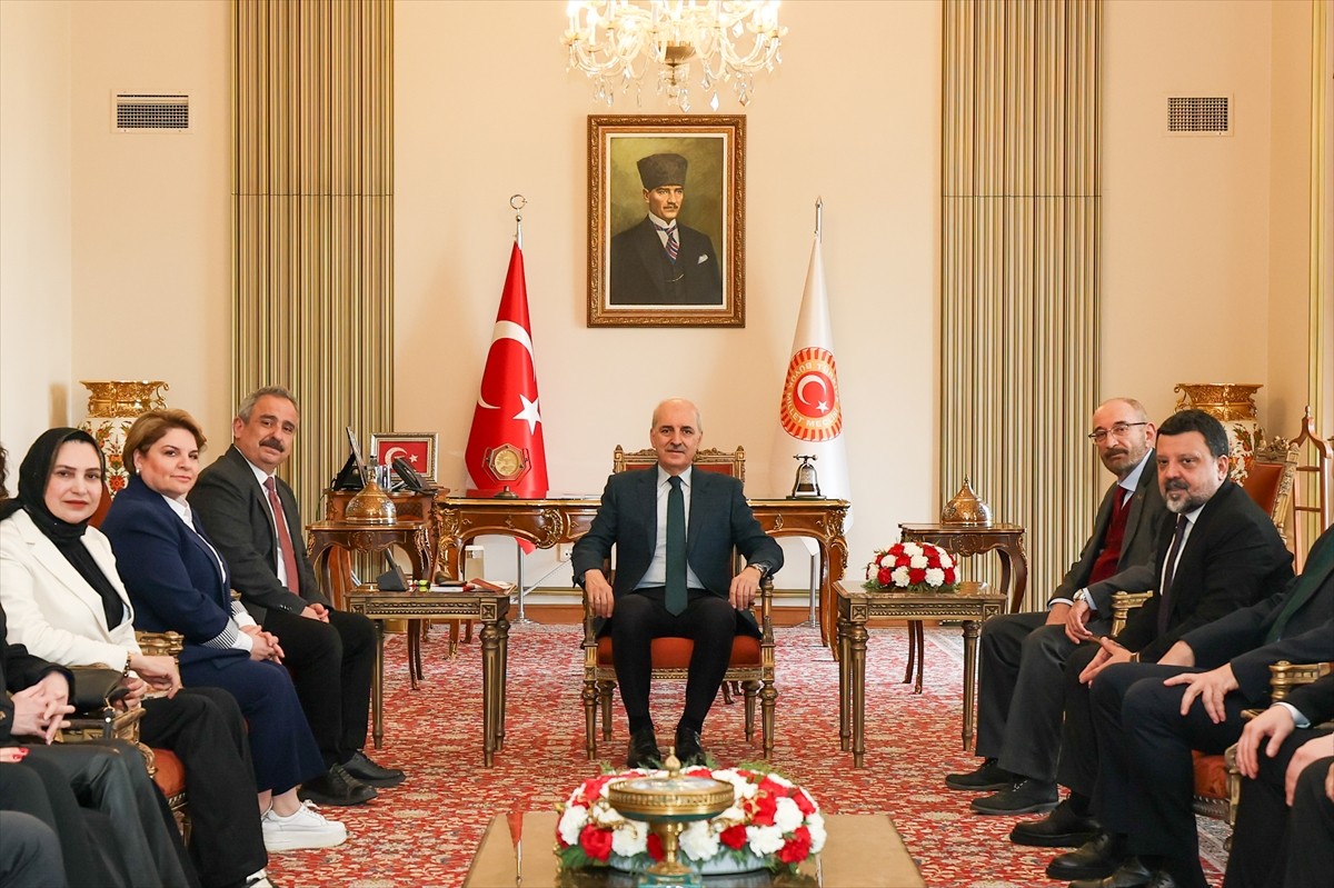 TBMM Başkanı Numan Kurtulmuş, Türkiye Basın Federasyonu Genel Başkanı Sinan Burhan (sol 3) ile...