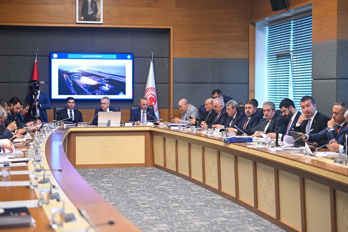 TBMM KİT Komisyonu, DHMİ Genel Müdürlüğünün 2021-2022 yılı hesap ve işlemlerini görüşmek üzere...