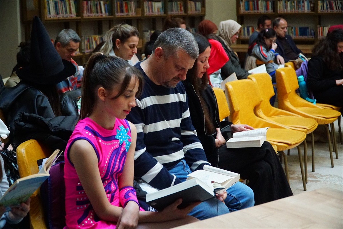 Tekirdağ'da "Aile Yılı" etkinlikleri kapsamında öğrenciler, aileleriyle kitap okudu. İl Milli...