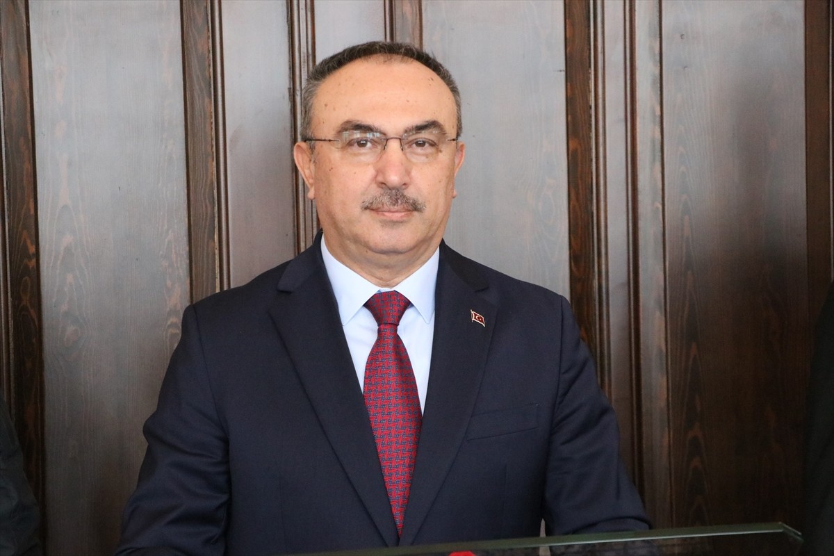 Tekirdağ Valisi Recep Soytürk, Valilikte düzenlenen asayiş toplantısının ardından gazetecilere...