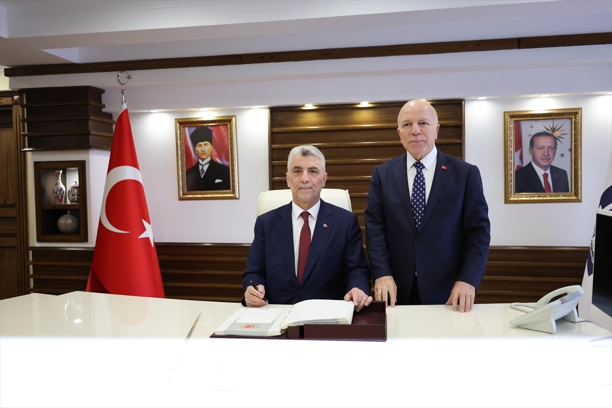 Ticaret Bakanı Ömer Bolat, Erzurum'da çeşitli ziyaretler gerçekleştirdi. Bakan Bolat, Erzurum...