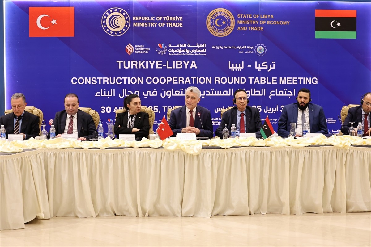 Ticaret Bakanı Ömer Bolat (ortada) ile Libya Ekonomi ve Ticaret Bakanı Muhammed Huveyc (sağ 3)...