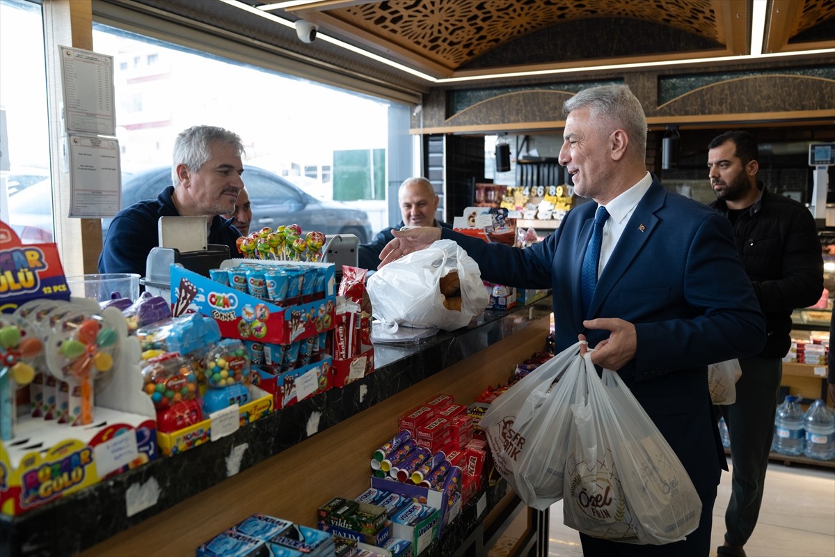 Ticaret Bakanı Ömer Bolat, yapılan "boykot çağrılarına" karşı Ankara'nın Keçiören ilçesindeki...