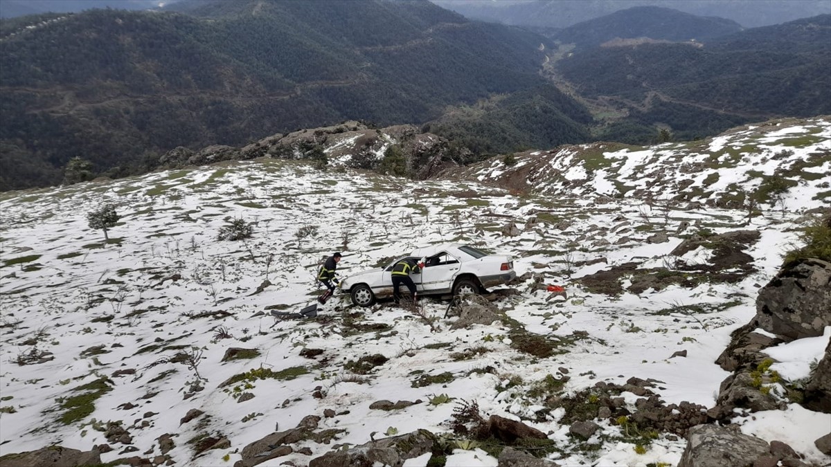 Tokat'ın Erbaa ilçesinde uçuruma devrilen otomobildeki 4 kişi yaralandı.
