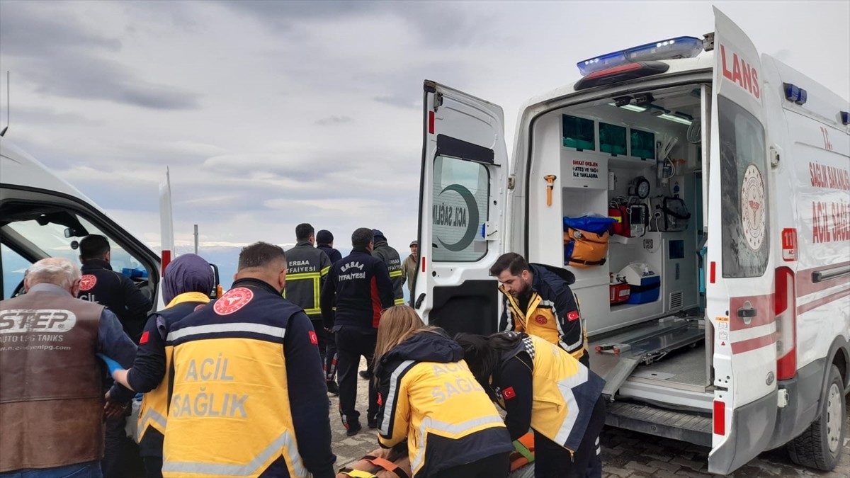 Tokat'ın Erbaa ilçesinde uçuruma devrilen otomobildeki 4 kişi yaralandı.
