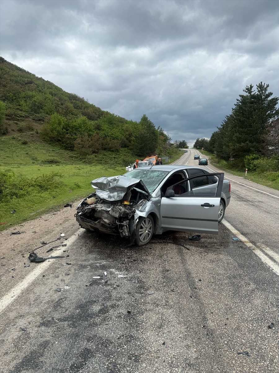 Tokat'ın Niksar ilçesinde kamyon ile otomobilin çarpışması sonucu 1 kişi öldü, 1 kişi...
