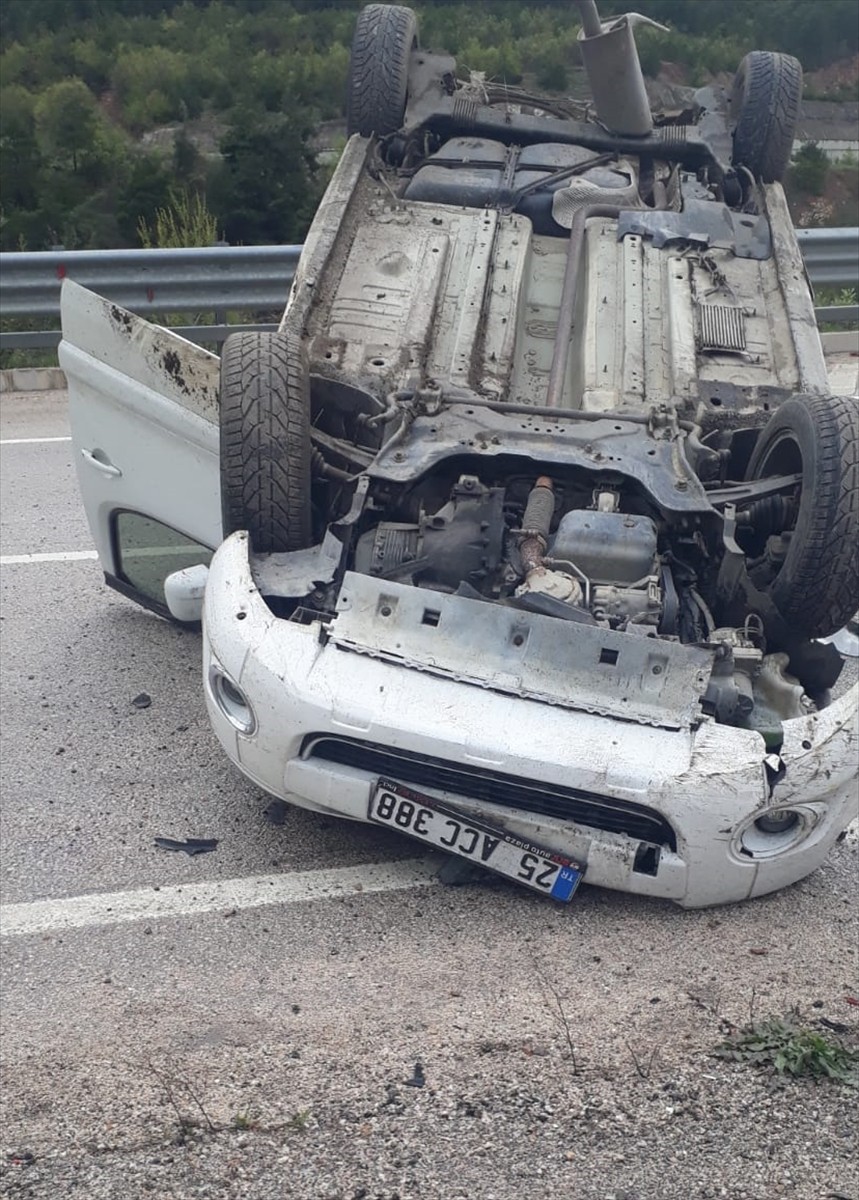  Tokat'ın Reşadiye ilçesinde devrilen hafif ticari araçtaki 4 kişi yaralandı.