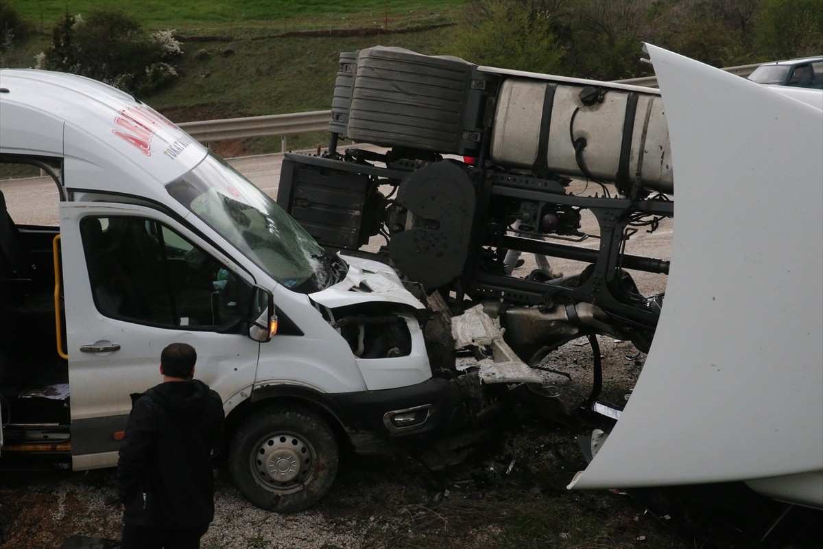 Tokat'ta yolcu minibüsü ile tırın çarpışması sonucu 5 kişi yaralandı.