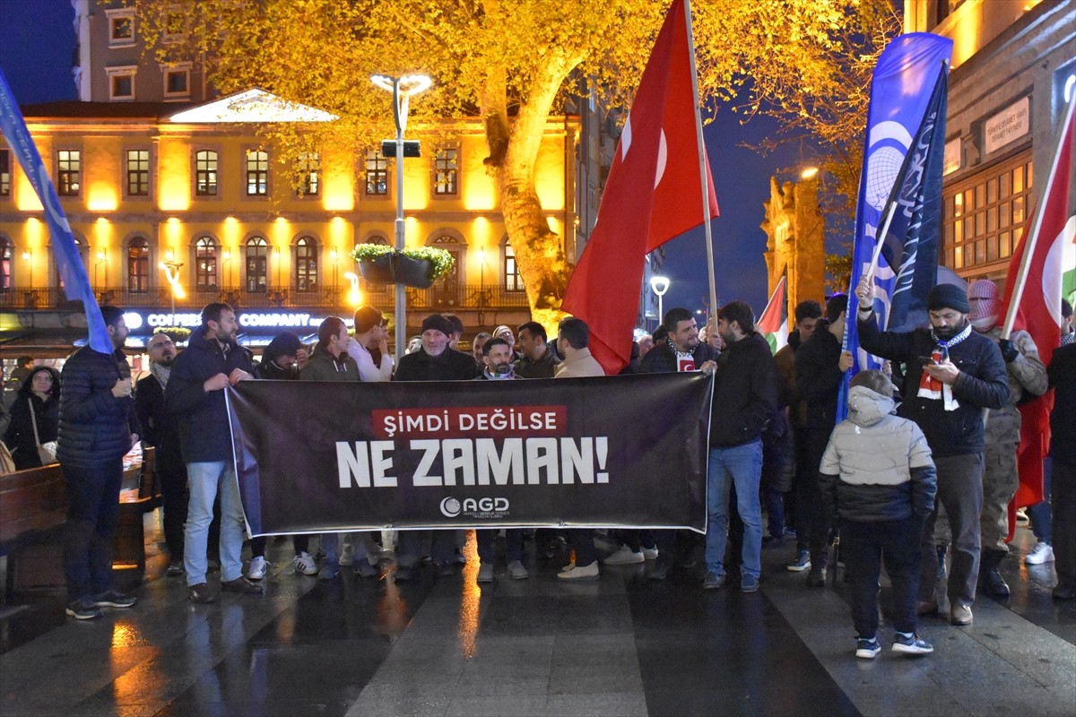 Trabzon'da Anadolu Gençlik Derneği (AGD) Trabzon Şubesince İsrail'in Filistin'e yönelik...