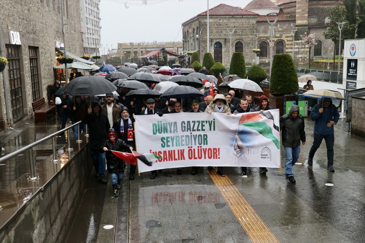 Trabzon'da bir araya gelen Özgür Aksa Trabzon Platformu üyeleri, Filistin'e destek için yürüyüş...
