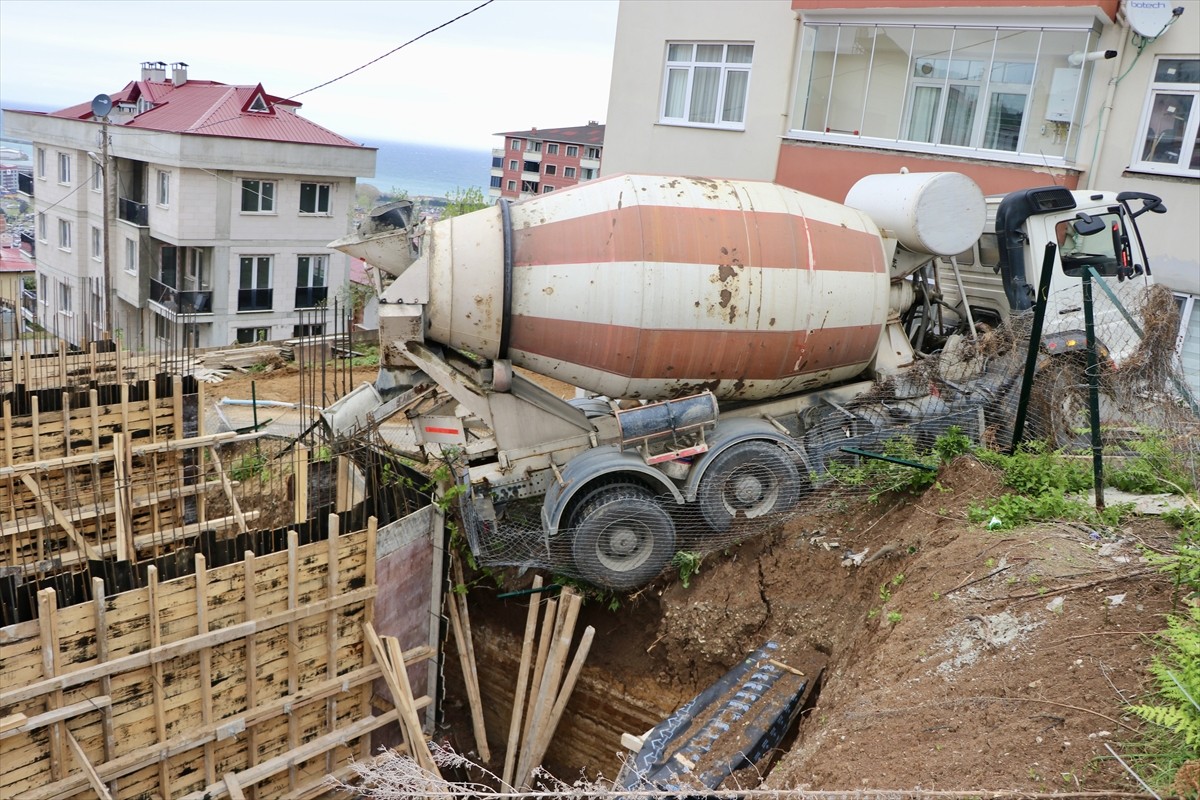 Trabzon'da, yokuştan kayan beton mikseri inşaat alanı ile yol arasında asılı kaldı. 