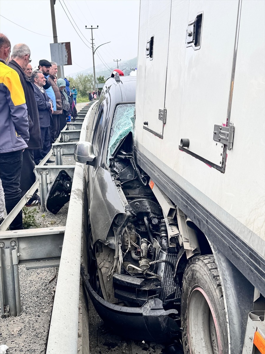 Trabzon'un Akçaabat ilçesinde hafif ticari araç ile kamyonetin çarpıştığı kazada 4 kişi...