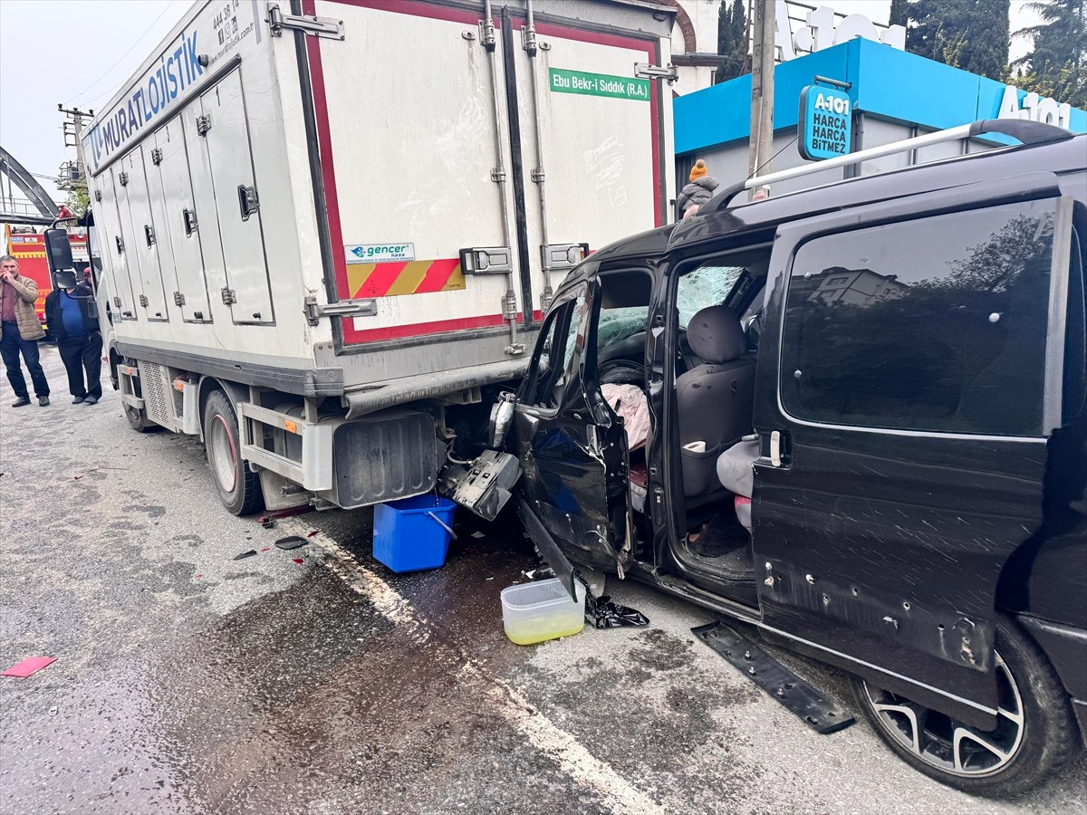 Trabzon'un Akçaabat ilçesinde hafif ticari araç ile kamyonetin çarpıştığı kazada 4 kişi...