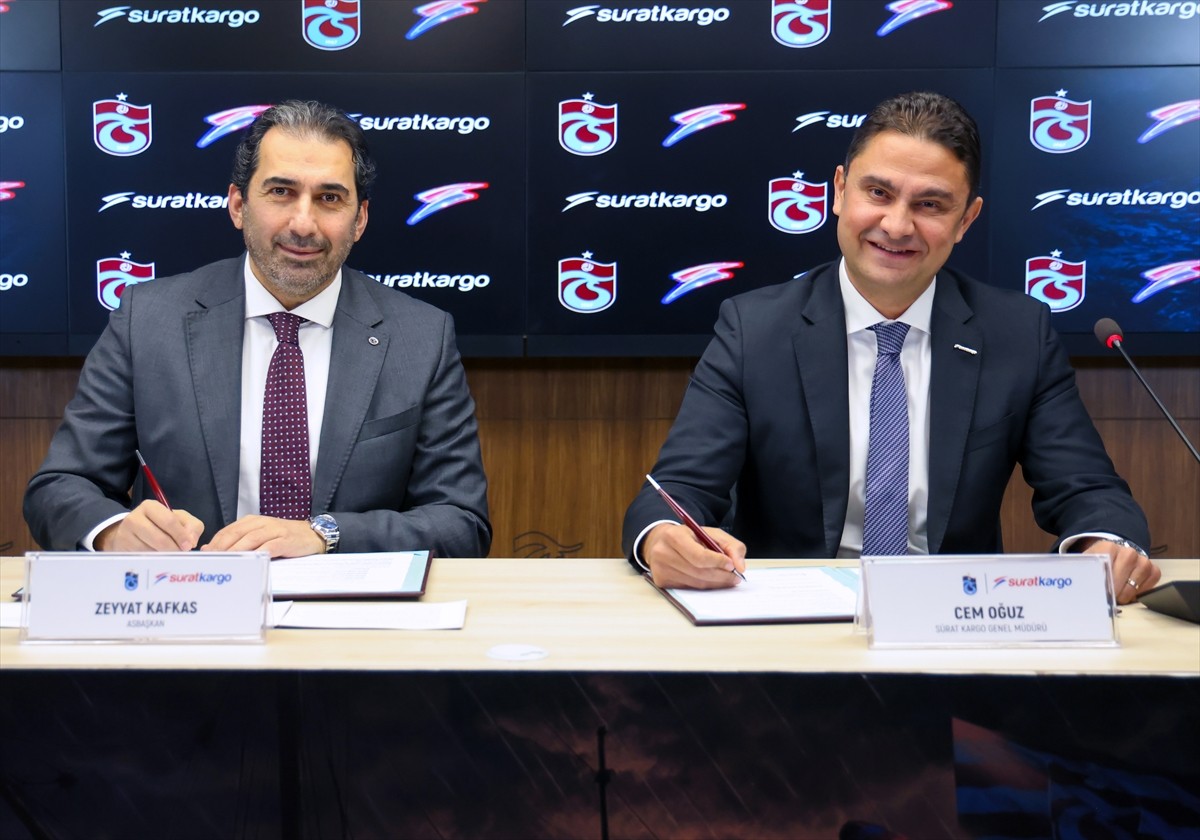 Trabzonspor'un resmi kargo taşıma sponsoru Sürat Kargo oldu. Papara Park'ta düzenlenen imza...