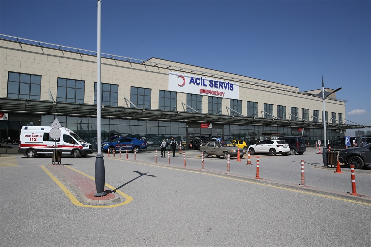 TRT'nin sevilen dizilerinden "Gönül Dağı"nın oyuncularından Berk Atan, içinde bulunduğu aracın...