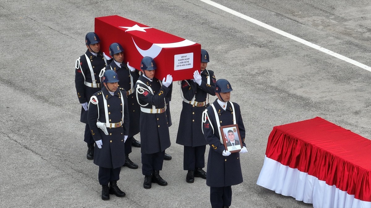 Tunceli'nin Çemişgezek ilçesinde halı sahada futbol oynadıktan sonra rahatsızlanan ve kaldırıldığı...