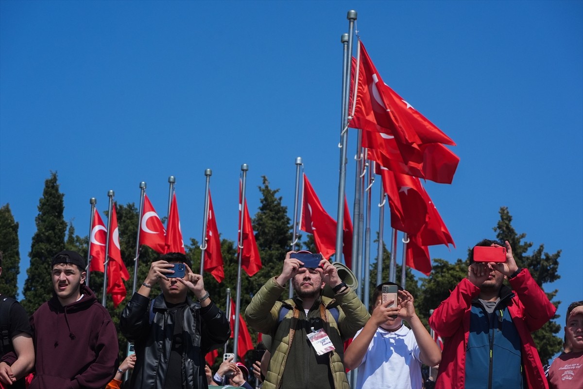 Türk Hava Kuvvetlerinin akrobasi timi SOLOTÜRK, Şehitler Abidesi semalarında gösteri uçuşu...