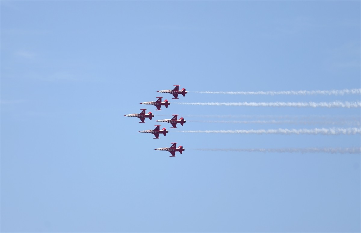 Türk Hava Kuvvetlerinin akrobasi timi Türk Yıldızları, 23 Nisan Ulusal Egemenlik ve Çocuk...
