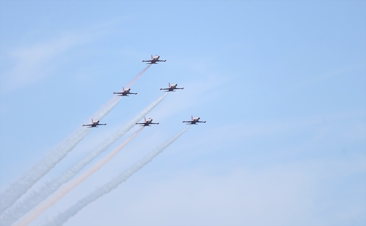 Türk Hava Kuvvetlerinin akrobasi timi Türk Yıldızları, 23 Nisan Ulusal Egemenlik ve Çocuk...