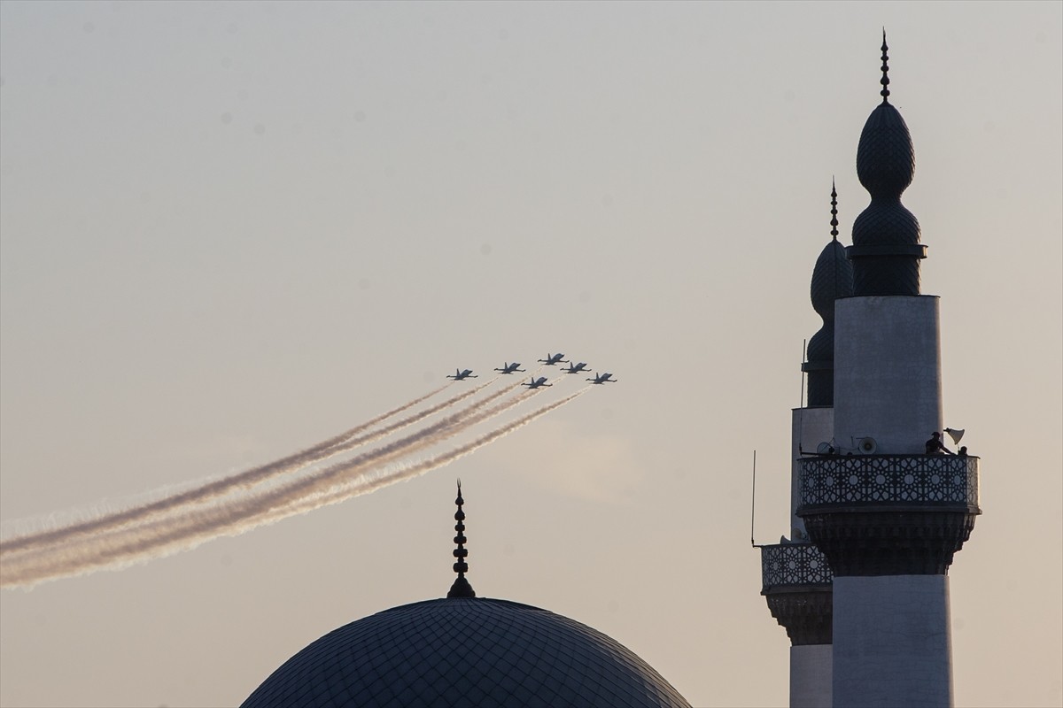 Türk Hava Kuvvetlerinin akrobasi timi Türk Yıldızları, Hatay'ın İskenderun ilçesinde 19 Nisan'da...