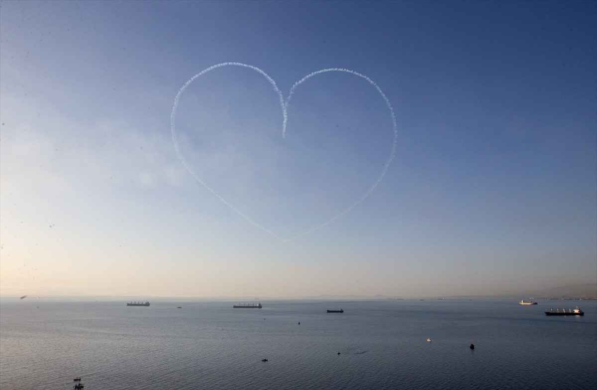 Türk Hava Kuvvetlerinin akrobasi timi Türk Yıldızları, Hatay'ın İskenderun ilçesinde 23 Nisan...