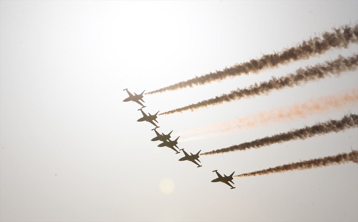 Türk Hava Kuvvetlerinin akrobasi timi Türk Yıldızları, Hatay'ın İskenderun ilçesinde 23 Nisan...