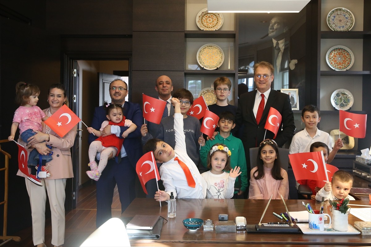 Türkiye'nin Belgrad Büyükelçisi İlhan Saygılı (sağda), 23 Nisan Ulusal Egemenlik ve Çocuk Bayramı...