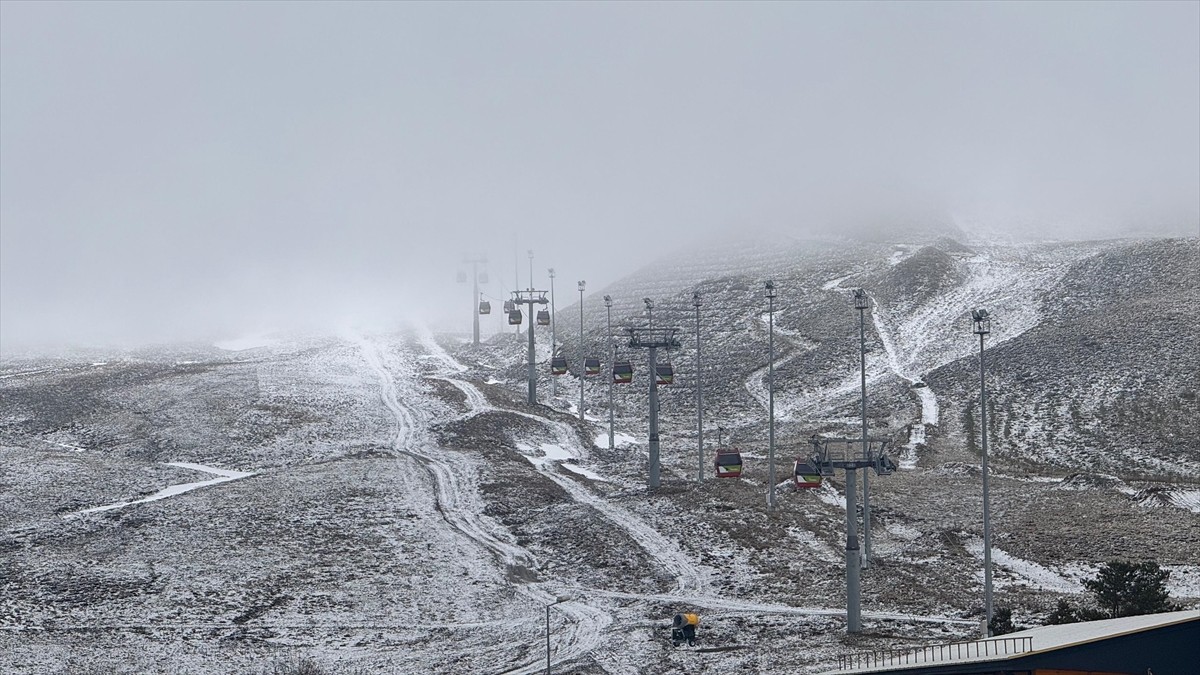 Türkiye'nin en önemli kayak merkezlerinden Erciyes'e, nisan ayında kar yağdı.