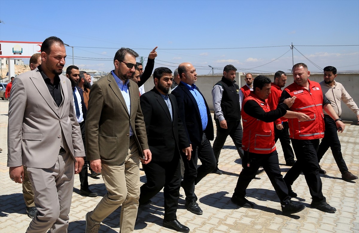 Türkiye'nin Halep Başkonsolosu Hakan Cengiz ile Türk Kızılay yetkilileri, Suriye'nin kuzeyinde...