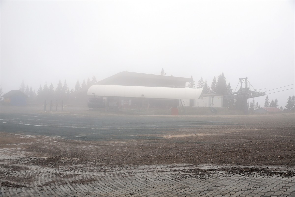 Türkiye'nin önde gelen kayak ve kış turizmi merkezleri arasında yer alan Ilgaz Dağı'nda sis etkili...