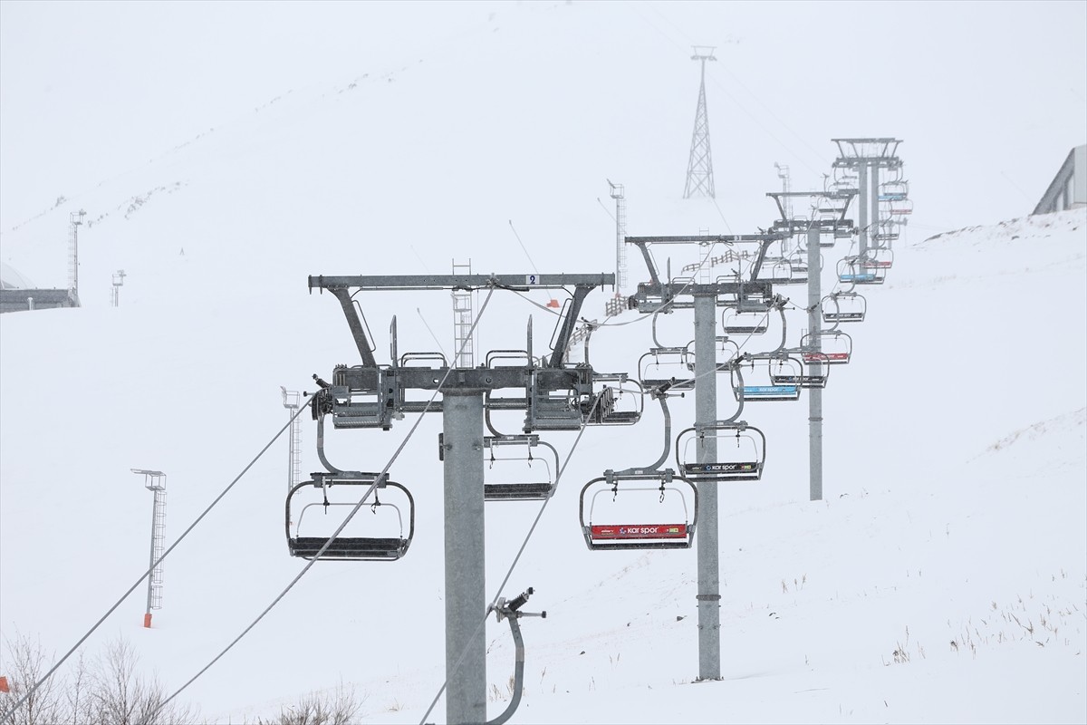 Türkiye'nin önemli kış turizm merkezlerinden Palandöken'de, geçen yıl kasım ayı sonunda başlayan...