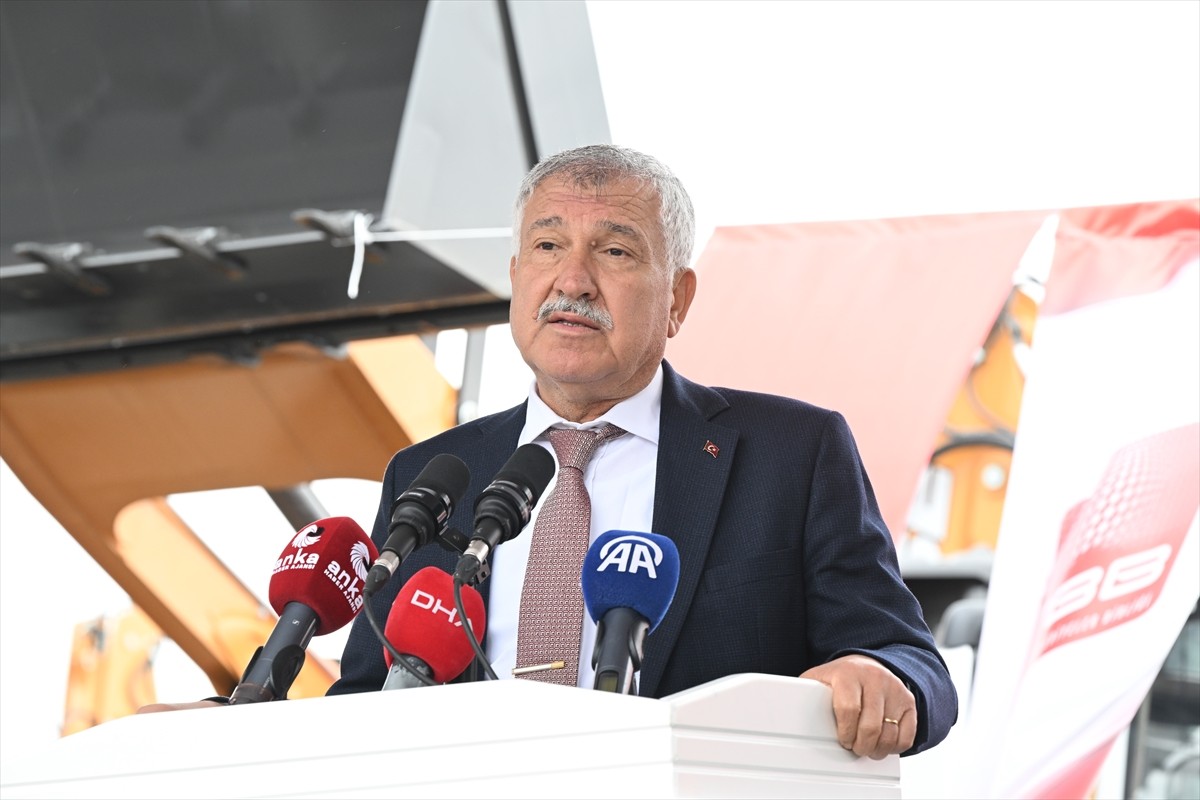 Türkiye Belediyeler Birliği (TBB), Gölbaşı'ndaki Araç Teslim Töreni'nde 40 belediyeye 40 yeni araç...