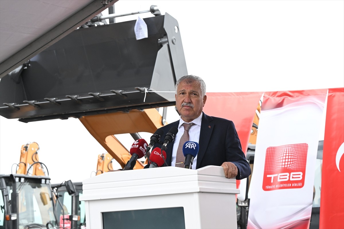 Türkiye Belediyeler Birliği (TBB), Gölbaşı'ndaki Araç Teslim Töreni'nde 40 belediyeye 40 yeni araç...