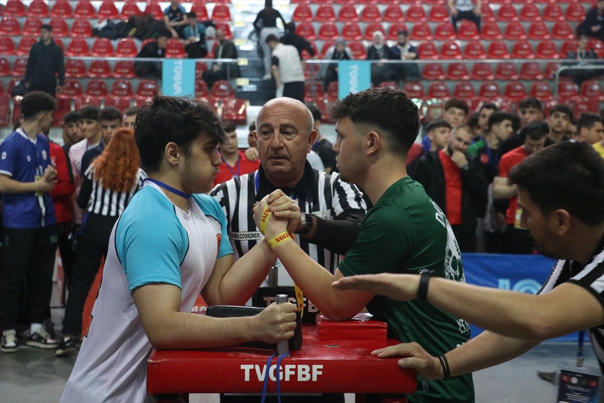 Türkiye Bilek Güreşi Şampiyonası, 64 ilden 911 sporcunun katılımıyla Kayseri'de, Kadir Has Kongre...