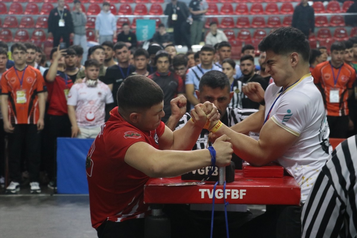 Türkiye Bilek Güreşi Şampiyonası, 64 ilden 911 sporcunun katılımıyla Kayseri'de, Kadir Has Kongre...