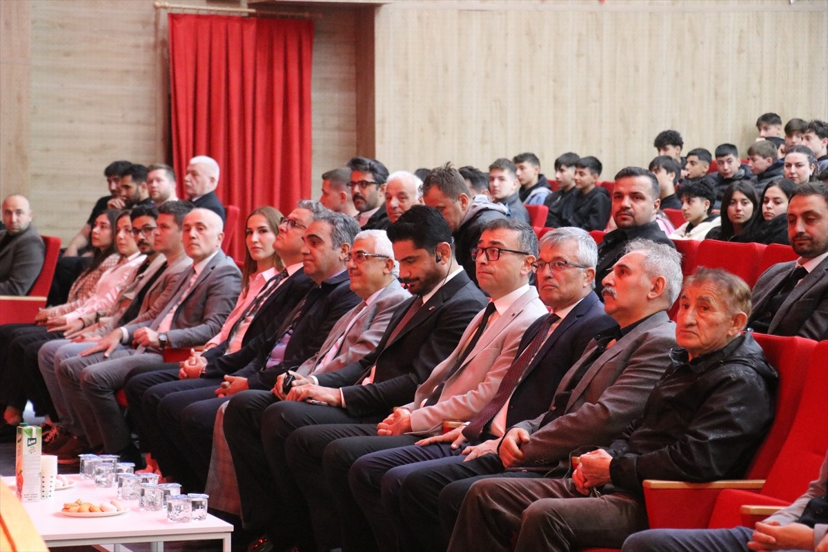 Türkiye Güreş Federasyonu Başkanı Taha Akgül, Yalova Üniversitesinde konferans verdi. Yalova...