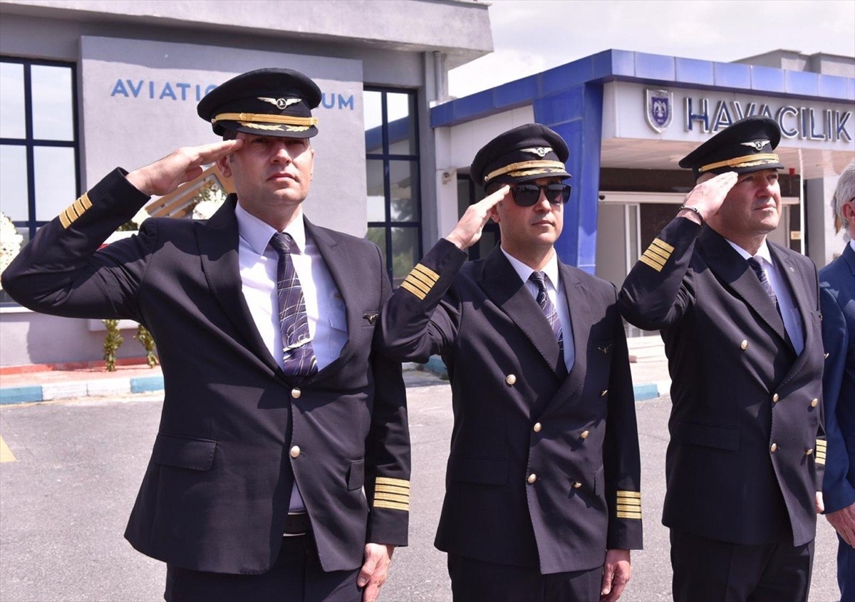 Türkiye Havayolu Pilotları Derneği (TALPA), "26 Nisan Dünya Pilotlar Günü" dolayısıyla İstanbul...