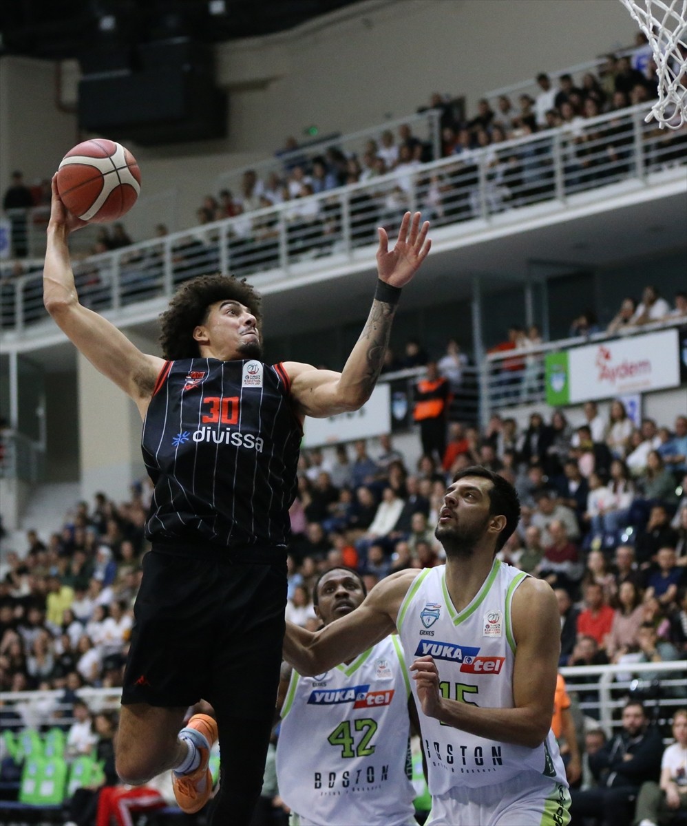 Türkiye Sigorta Basketbol Süper Ligi'nin 25. hafta maçında, Yukatel Merkezefendi Belediyesi Basket...