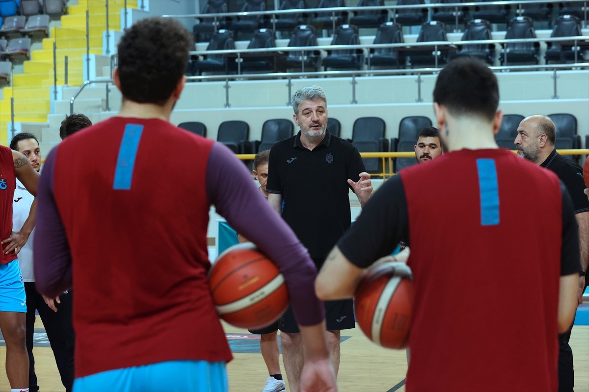 Türkiye Sigorta Türkiye Basketbol Ligi'nde bitime üç hafta kala bir puan farkla lider olan...