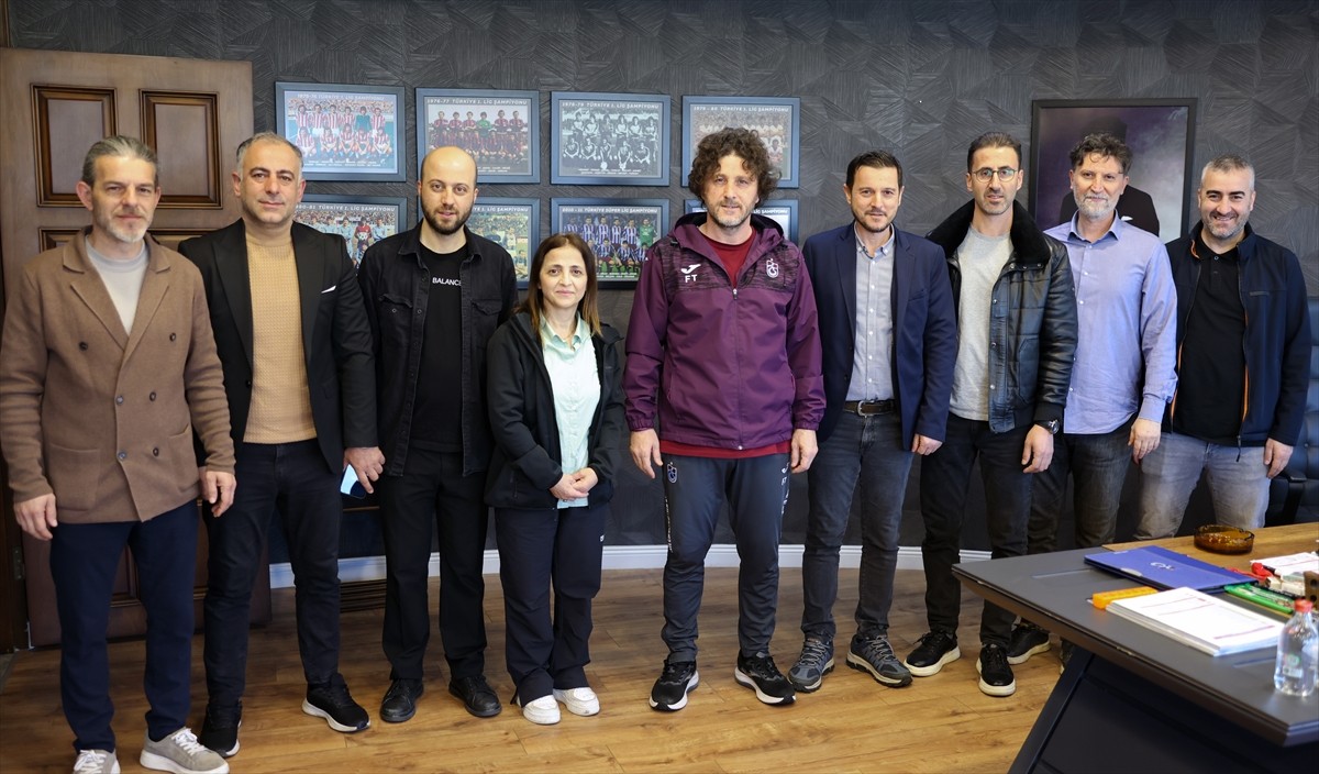 Türkiye Spor Yazarları Derneği (TSYD) Trabzon Şube Başkanı Selçuk Kılıç (sağ 4) ve yönetim kurulu...