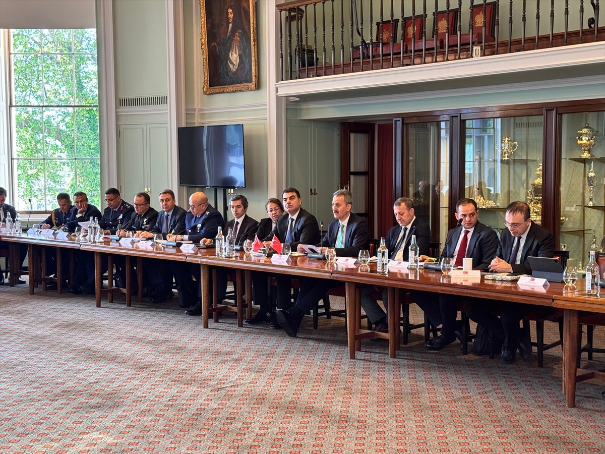 Türkiye ve Birleşik Krallık arasında savunma sanayii alanındaki iş birliğini kurumsallaştıran...