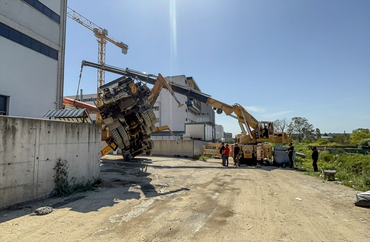 Tuzla'da, fabrika inşaat alanında üzerlerine beton pompası düşen 2 işçi yaralandı.