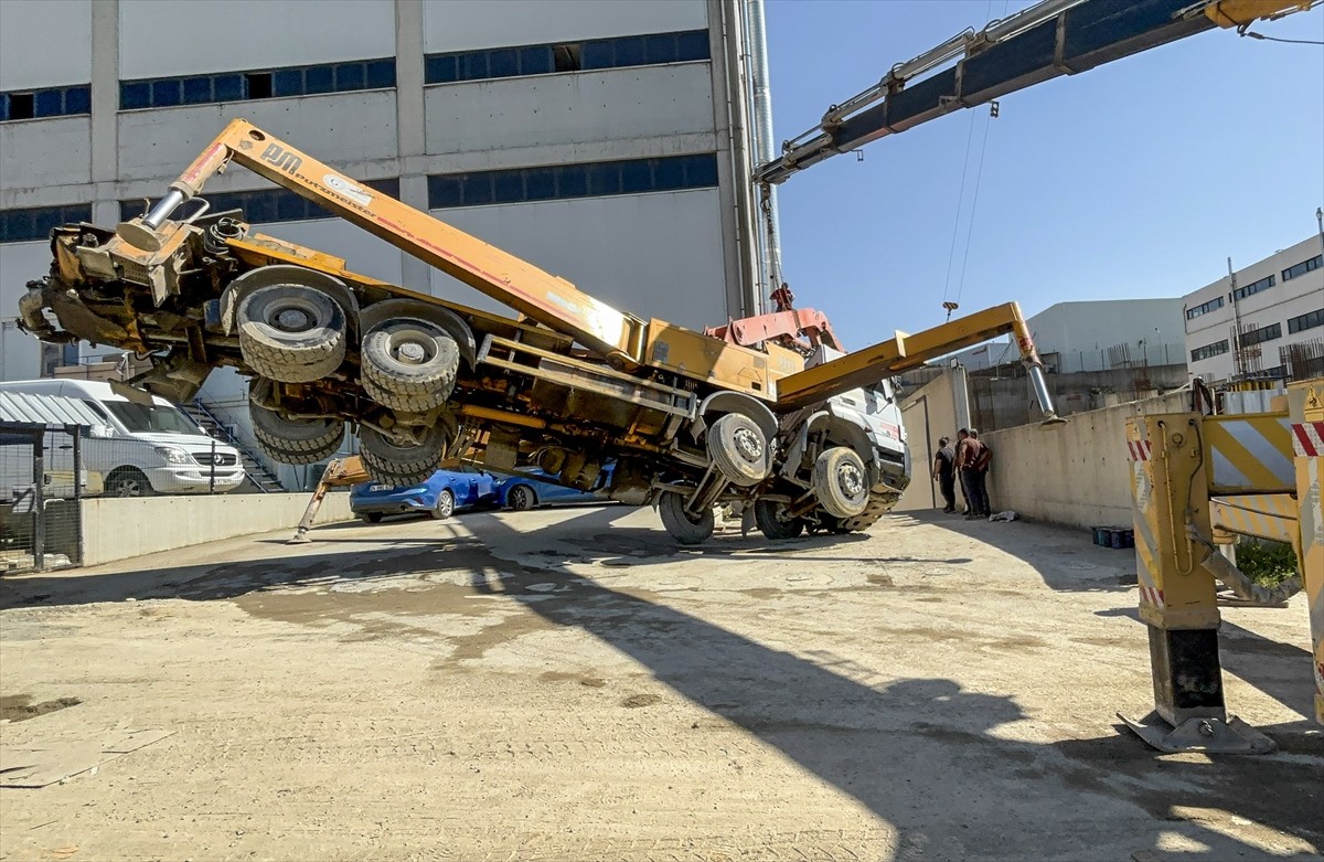 Tuzla'da, fabrika inşaat alanında üzerlerine beton pompası düşen 2 işçi yaralandı.