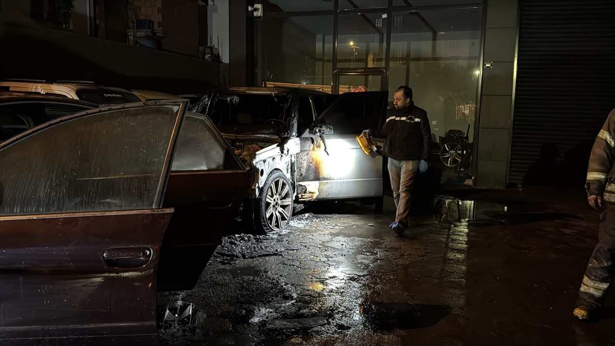 Tuzla'da, park halindeki cipte çıkarak 4 araç ile 1 karavana sıçrayan yangın söndürüldü. Olay yeri...