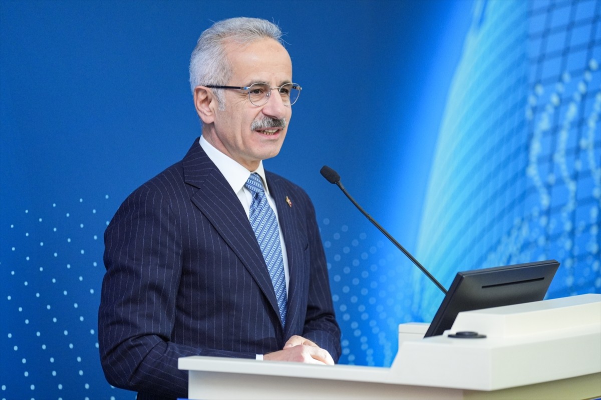Ulaştırma ve Altyapı Bakanı Abdulkadir Uraloğlu, İstanbul'da düzenlenen Ekonomik İşbirliği ve...