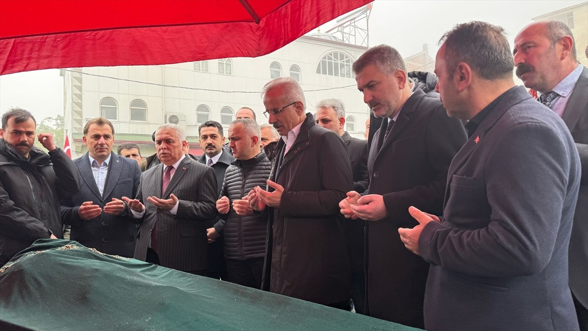 Ulaştırma ve Altyapı Bakanı Abdulkadir Uraloğlu, Trabzon'da halasının eşi Mustafa Kör'ün Düzköy...